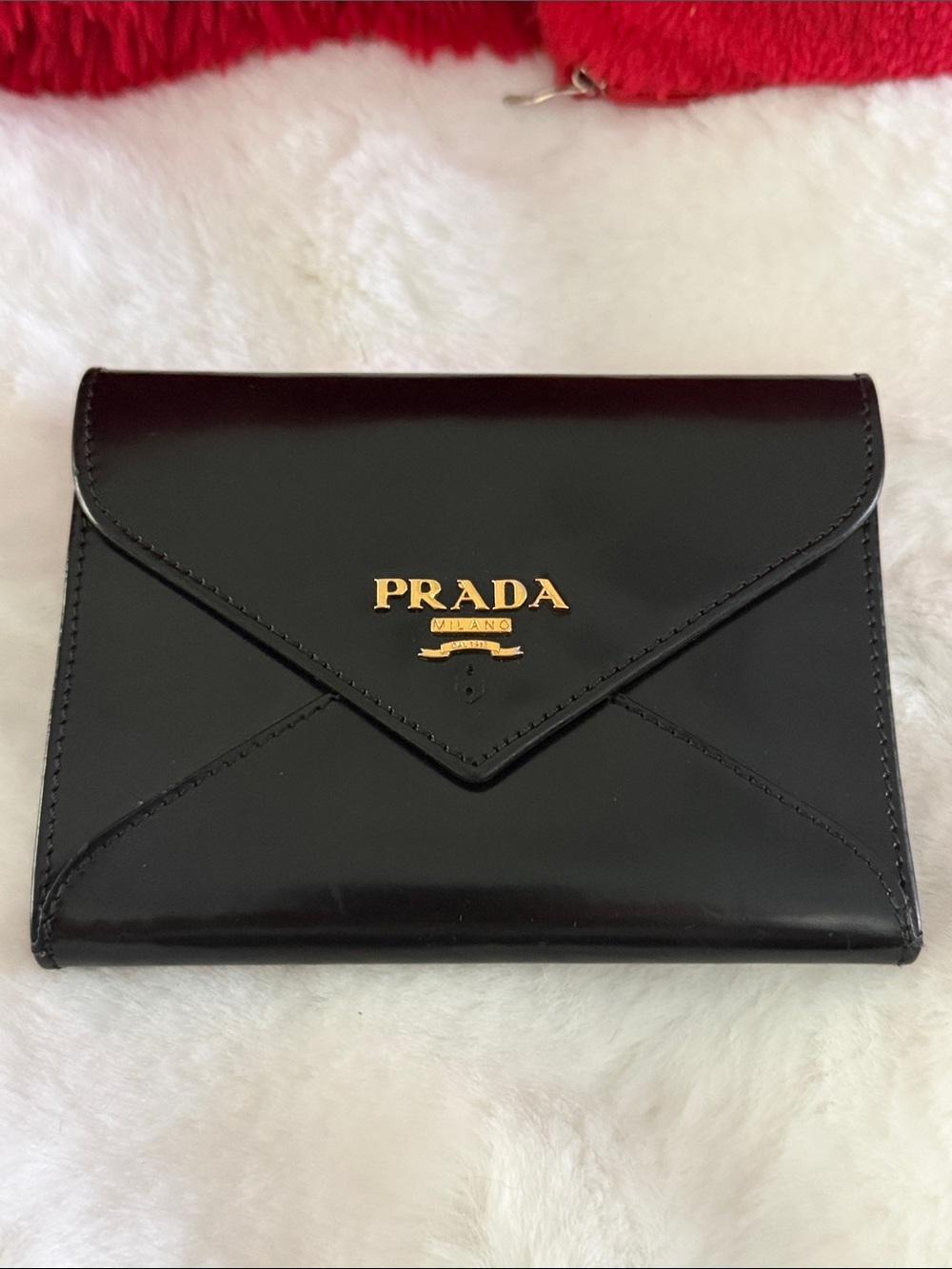 Prada trifold short wallet 💯 authentic